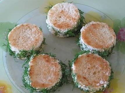 Бока батона обмажьте маслом и обсыпьте укропом.