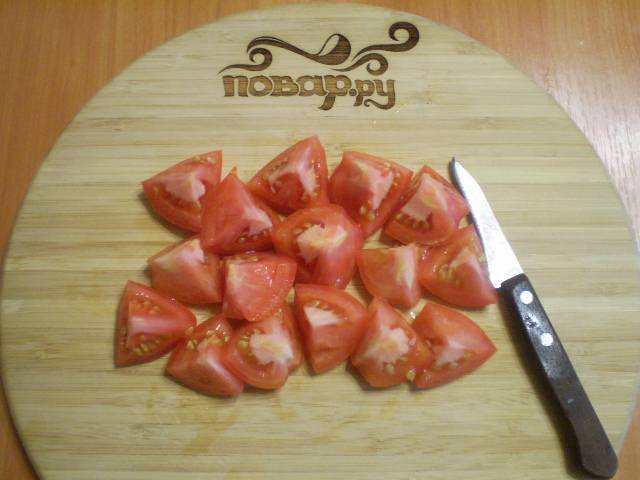 Режем кусочками помидоры.