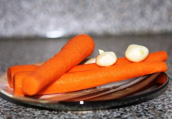 Очистите морковь и чеснок.