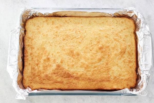 Пеките пирог около 30 минут, затем дайте ему полностью остыть.