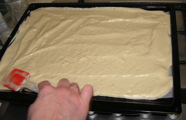Рецепт бисквита на противне в духовке. Бисквитное тесто для рулета. Бисквитное тесто на противне. Бисквит на пергаменте. Листы для выпечки бисквита.