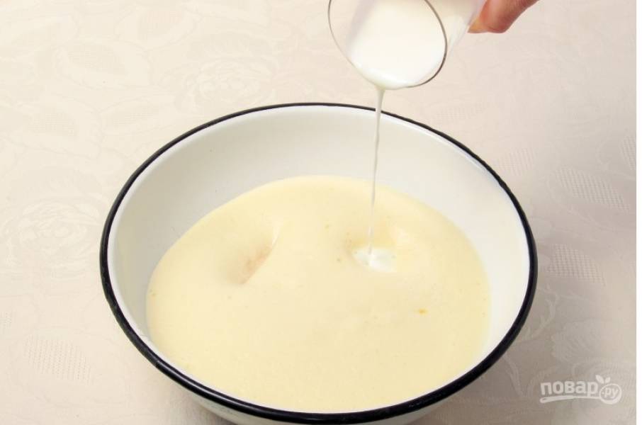 Яйца взбиваем с солью при помощи миксера, затем добавляем туда растопленное сливочное масло и кефир. Вводим в тесто просеянную муку, сгущенку и хорошенько все перемешиваем миксером, чтобы тесто было однородным.  