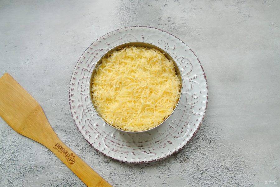Любой твердый сыр по вкусу натрите на терке. Это верхний, последний слой салата.