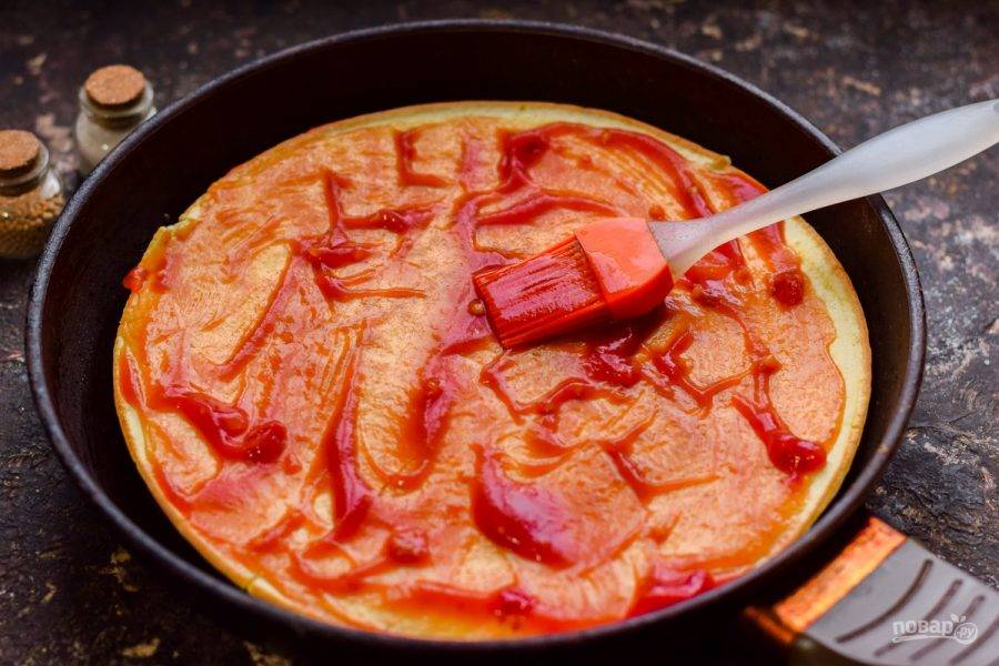 Смажьте основу томатным соусом.