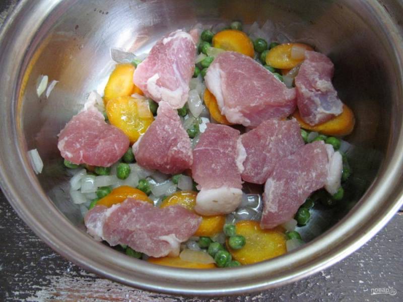 Через 3 минуты мясо отправить к овощам, перемешать и жарить минут 7-10, постоянно помешивая.