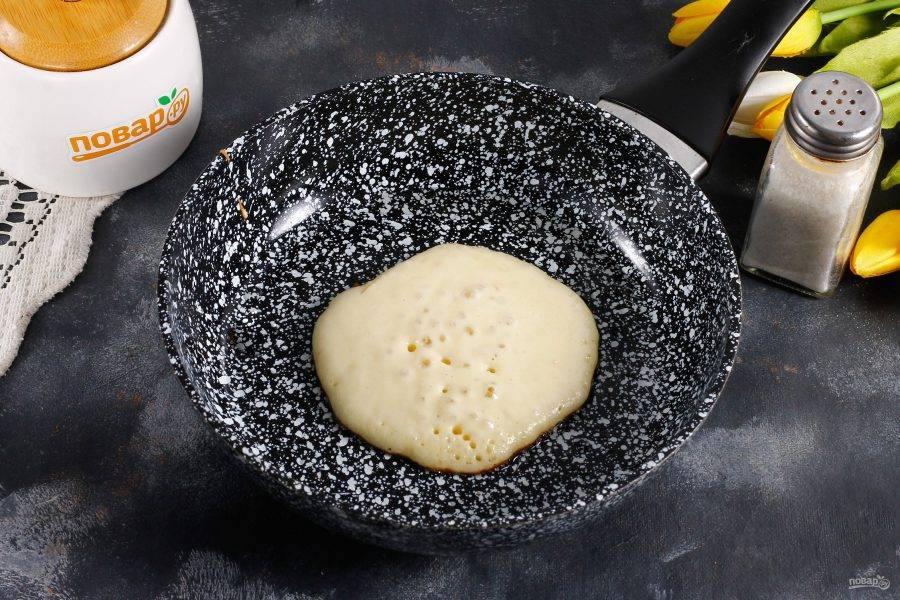 Раскалите сковороду и смажьте ее маслом в первый раз. Влейте на дно сковороды 2 ст.л. теста и убавьте нагрев до среднего. Выпекайте, пока на поверхности панкейка не лопнут пузыри.
