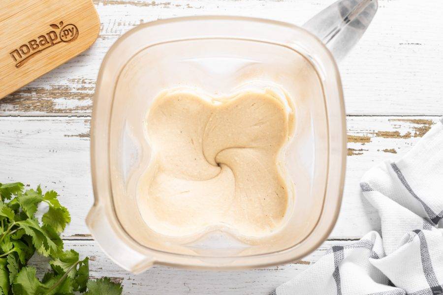 Измельчите до однородной гладкой консистенции. Попробуйте хумус на вкус, по необходимости добавьте еще специй или соли. Если консистенции кажется слишком густой, то добавьте немного жидкости, в которой варилась фасоль.