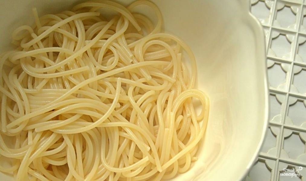 Для начала в подсоленной воде сварите спагетти.