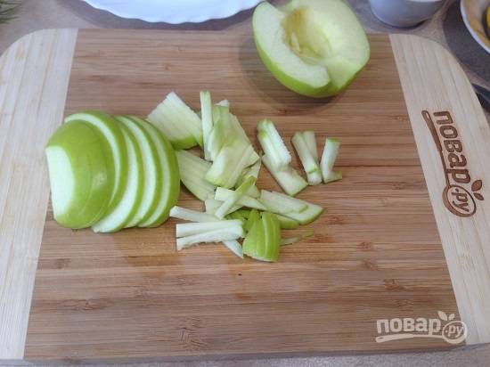 2. Яблоко лучше брать твердое, с легкой кислинкой. Если у вашего яблока жесткая кожура, ее можно очистить. Удаляем у яблока сердцевину. Нарезаем яблоко соломкой.
