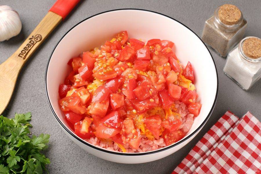 Затем добавьте нарезанные кубиками помидоры.