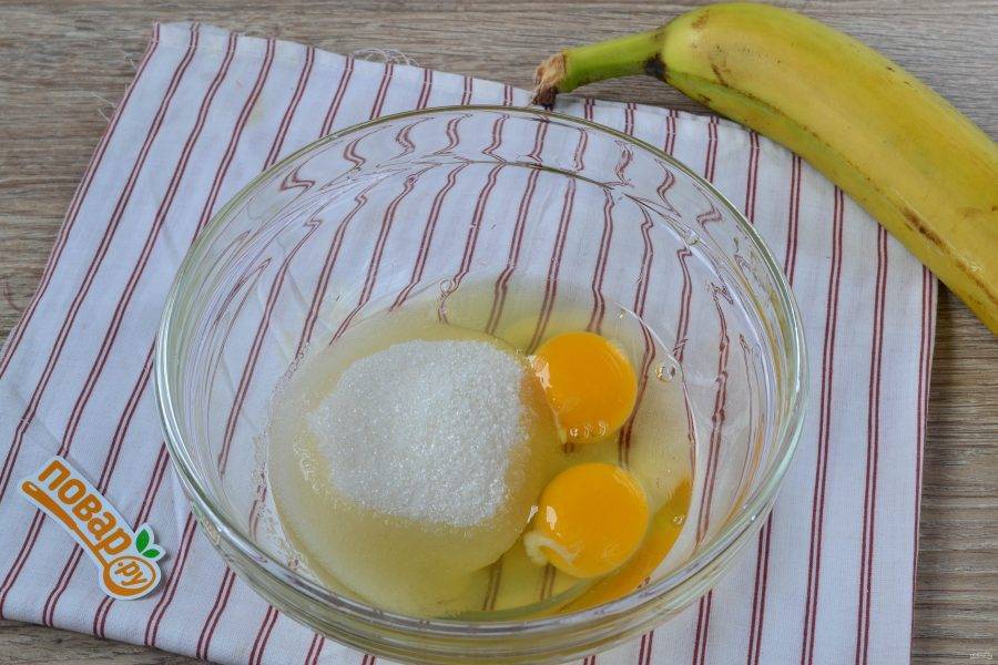 2.	Яйца смешайте с сахаром и слегка взбейте венчиком, чтобы сахар растворился.