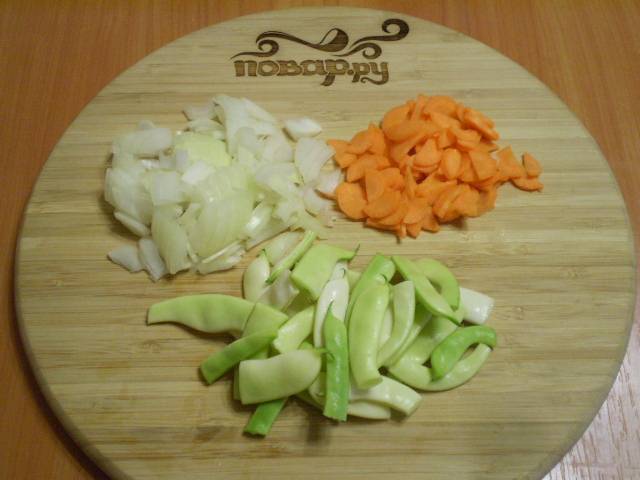 Лук, морковь и фасоль нужно порезать.