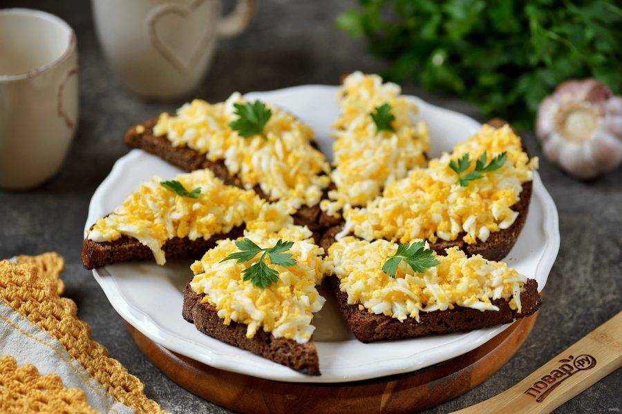 бутерброды с сыром и чесноком на сковороде яйцом | Дзен