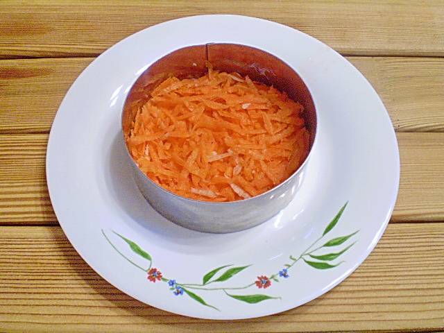 4. Далее морковь сырая и специи, соус.