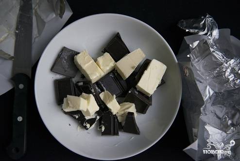 2. Поломайте шоколад и выложите его в мисочку с нарезанным кубиками сливочным маслом. Отправьте в микроволновку и растопите. 