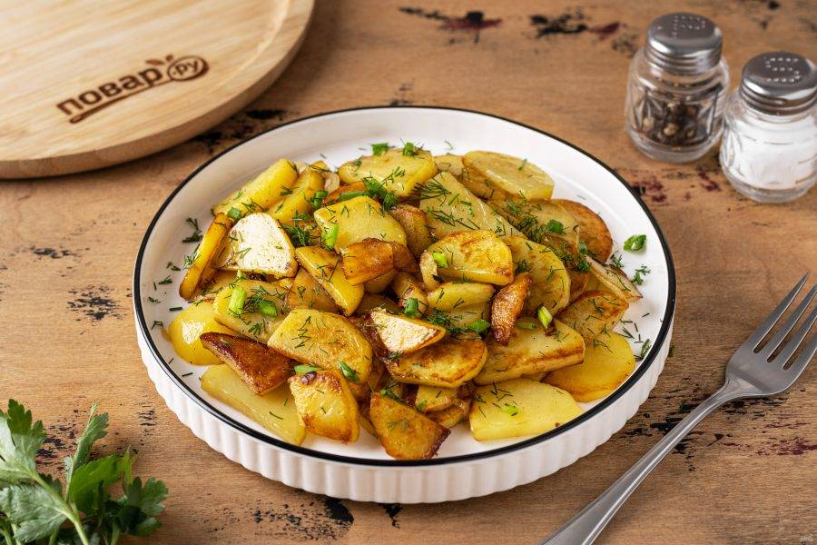 Вкусная жареная картошка с луком, чесноком и специями