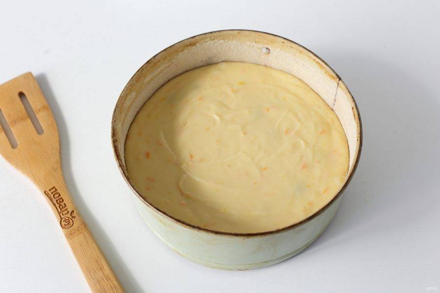 Перемешайте тесто лопаткой и выложите в смазанную маслом форму для запекания. Поставьте в разогретую до 180 градусов духовку на 10 минут.