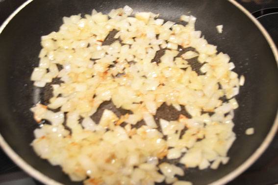 Луковицу очищаем и нарезаем опять же - как вам нравится. На второй сковородке с небольшим количеством растительного масла слегка пассируем лук.