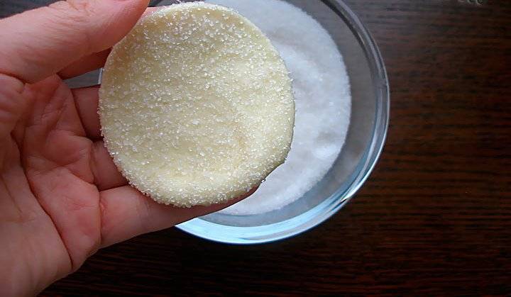 3. Замесив тесто, раскатываем пласт (толщиной не более 6 мм), из которого вырезаем круги. Это можно делать стаканом или формой. Обваливаем каждый кружок в сахар.