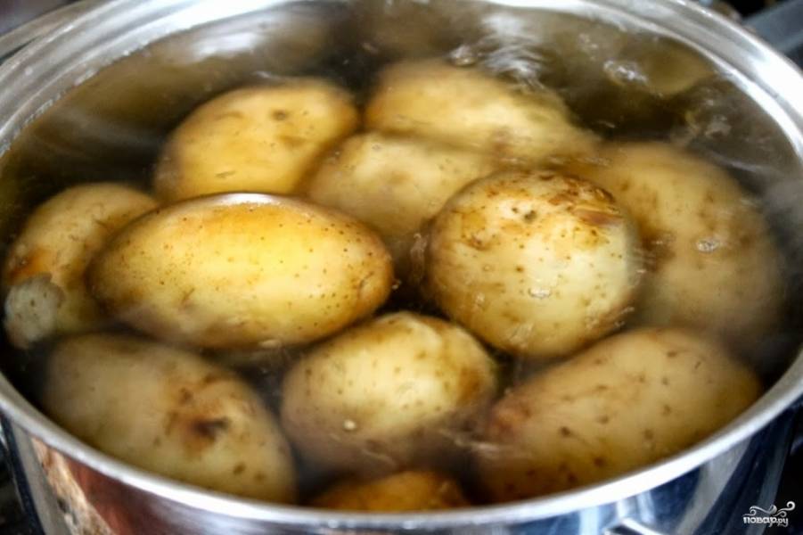 Шаг 1. Отварите нечищеный картофель. После того, как он остынет, снимете с него шкурку.