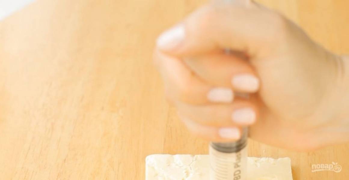 1. Для приготовления канапе с сыром и ветчиной возьмите большой шприц и срежьте его низ ножом. Выдавите шприцом круги из твердого сыра, белого хлеба, снова сыра, огурца, ветчины, сыра. 
