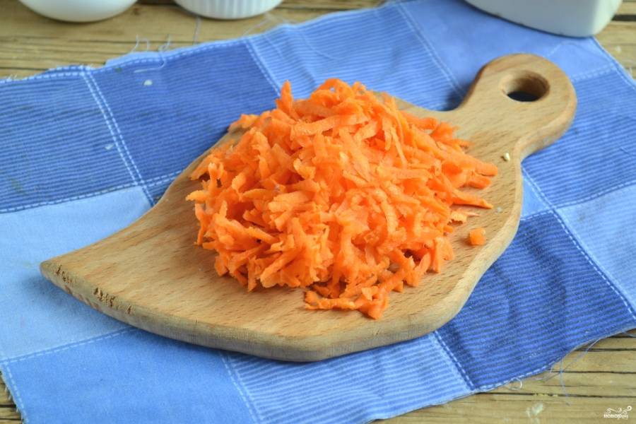 Морковку натрите на терке с крупными отверстиями.