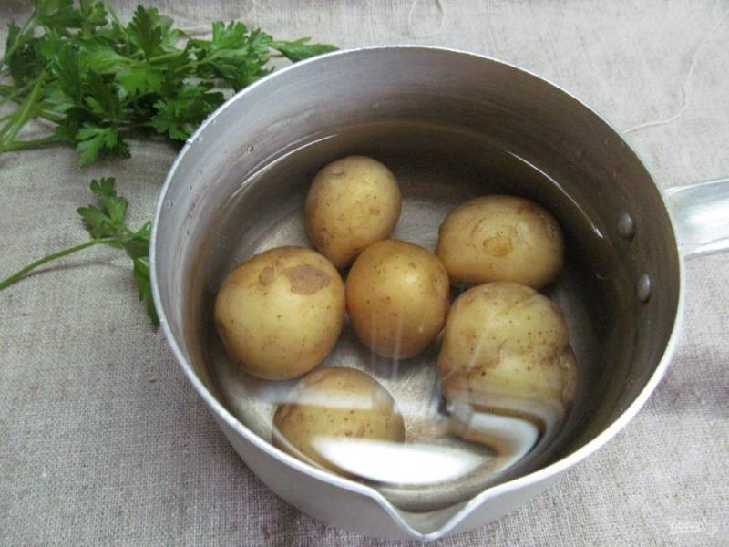 Молодой картофель хорошо вымыть и варить в подсоленной воде минут 10. 
