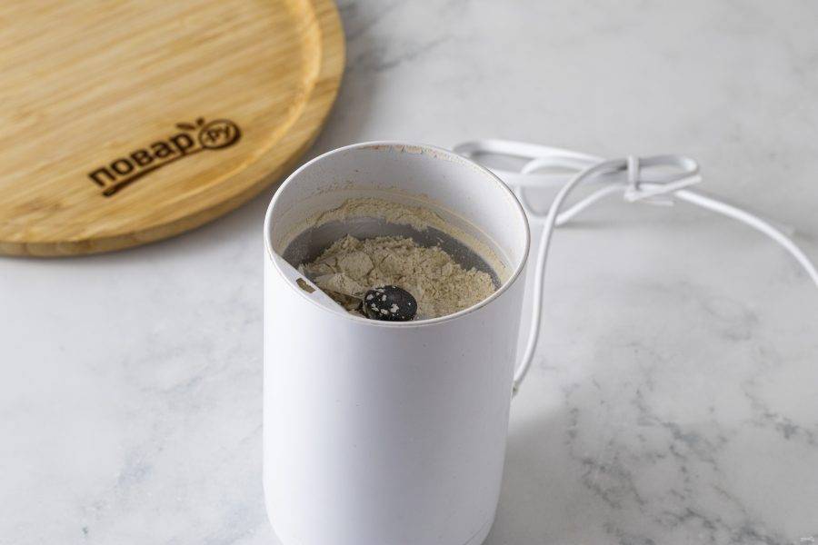 Измельчите высушенный топинамбур в кофемолке или ступке в порошок.
