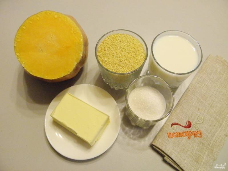 Подготовьте продукты для каши. Пшено переберите и промойте холодной водой. С тыквы снимите кожуру и вычистите внутренности. 