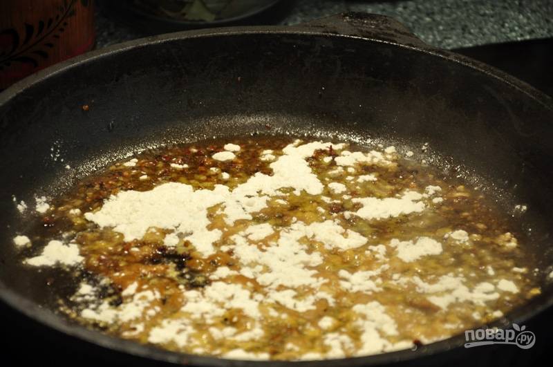 После этого соус процедите через сито. Добавьте сливки, соль, травы и перец. Поставьте соус кипеть на огонь ещё на пару минут.