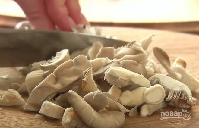 Карп, запеченный с грибами и маринованным луком