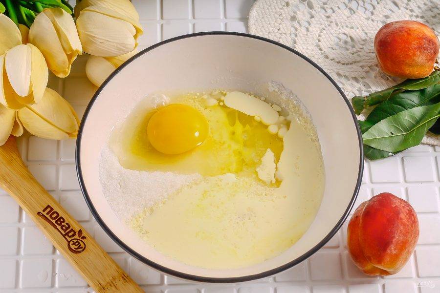 Растопите сливочное масло в микроволновой печи или на водяной бане, но не до кипения. Вбейте в емкость куриное яйцо, всыпьте соль и сахар. Тщательно размешайте.