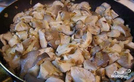 Добавляем на сковороду нарезанные грибы и выпариваем лишнюю жидкость, а затем еще минуты 3 обжариваем. Солим и посыпаем перцем.