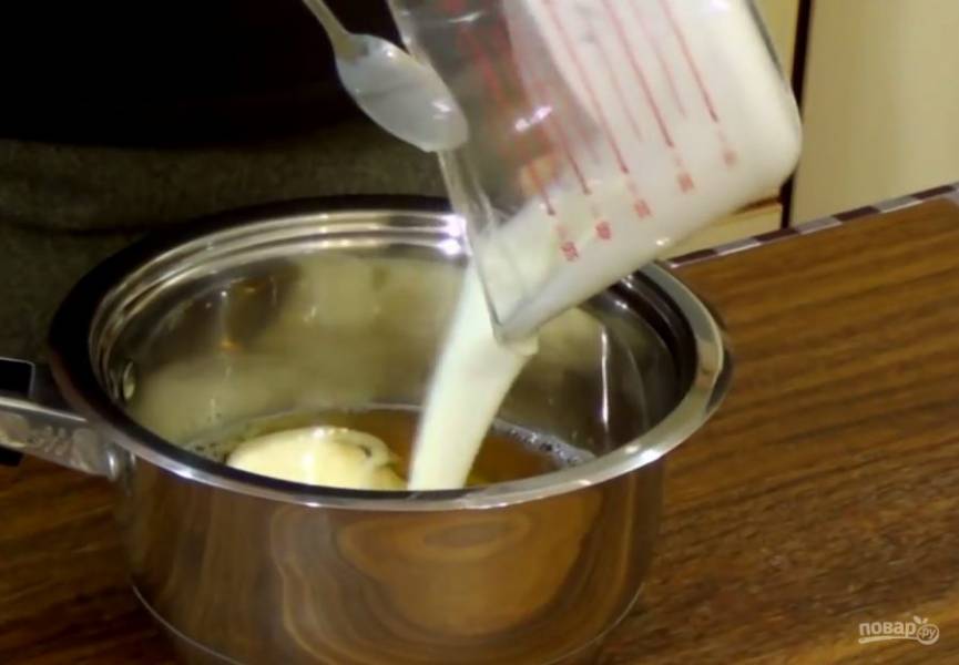 3. Поставьте формы с желе под углом в холодильник до полного застывания. Йогурт смешайте с сахаром. Оставшееся желе прогрейте в течение двух минут, смешайте с йогуртом и снимите с огня.