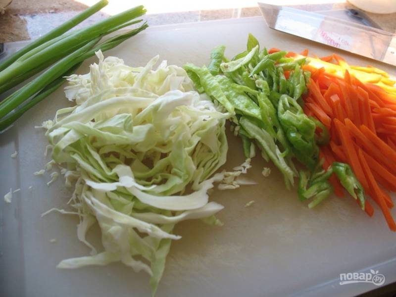 2.	Вымойте овощи и нарежьте тонкой соломкой капусту, морковь и зеленый перец.