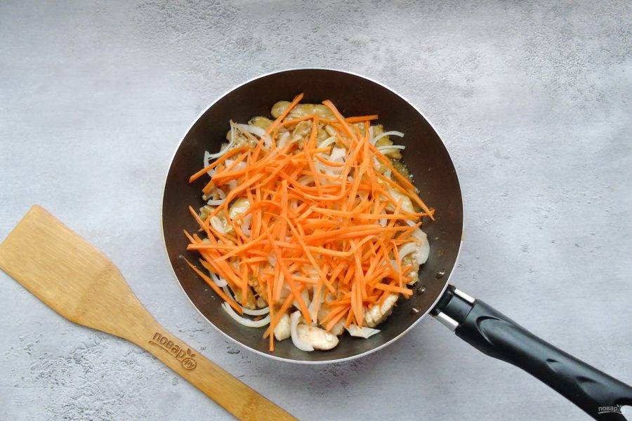 И морковь, нарезанную соломкой или натертую на терке для корейской моркови.