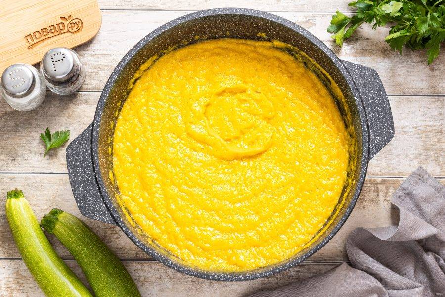 Измельчите овощи погружным блендером.