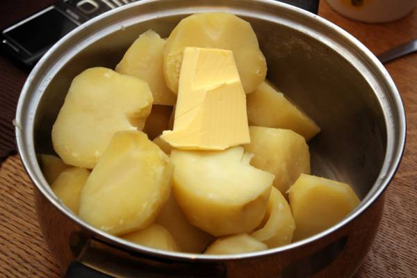 Итак, чистим картофель, нарезаем его на небольшие кусочки и ставим вариться в подсоленной воде. Когда картофель будет готов, сливаем с него воду и добавляем кусочек сливочного масла, затем разминаем картофель до состояния однородного пюре.