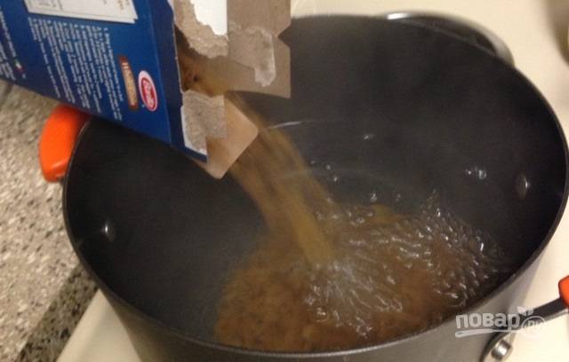 4.	Выложите в кастрюлю с кипящей водой макароны, отварите их до готовности (3-5 минут).
