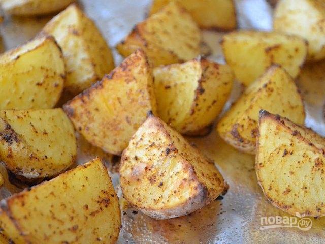 3.	Запекайте картофель в разогретой до 200 градусов духовке около 40 минут до готовности и появления красивой корочки.
