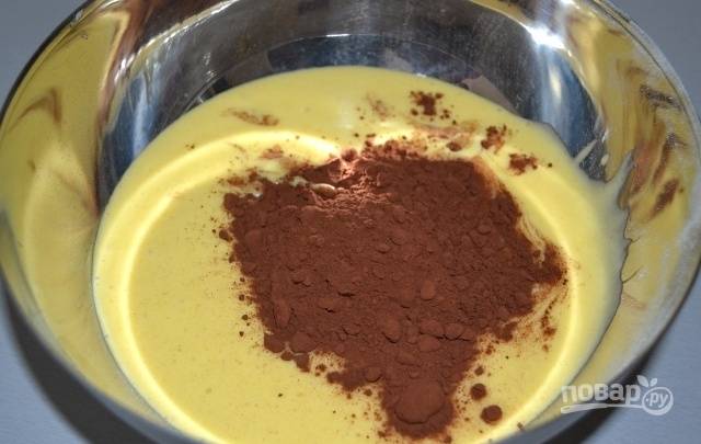 Разделите тесто на две части: в одну часть добавьте 2 ст. л. муки, в другую – какао.