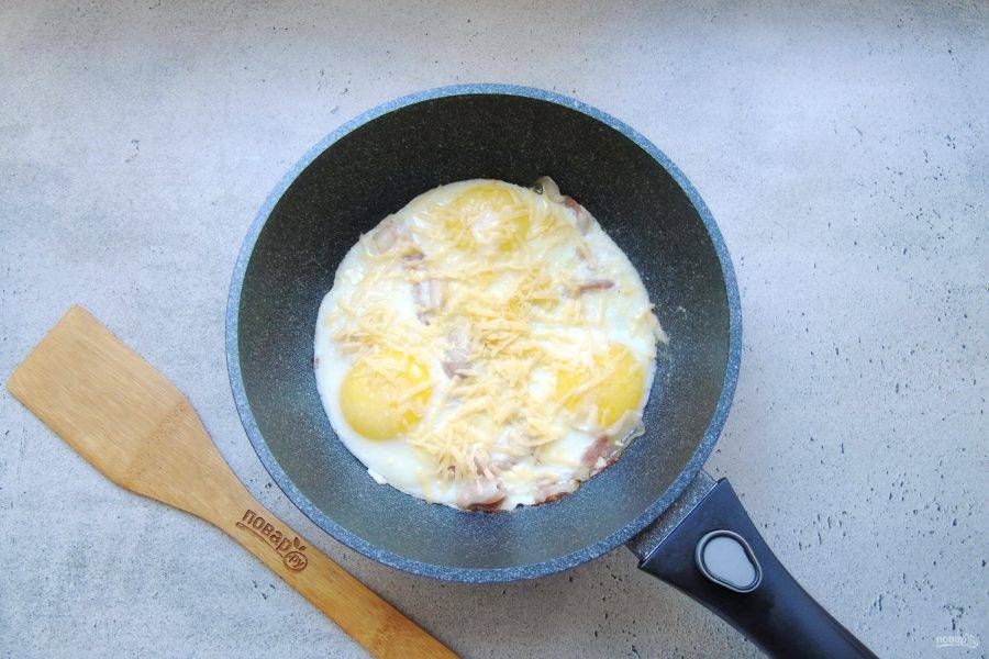 Яичница с беконом, помидорами и сыром