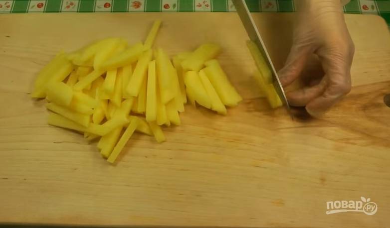 Картофель почистите, помойте и нарежьте. Отправьте картошку в суп спустя 1,5 часа после варки бульона.