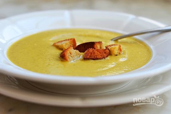 13. Подавайте крем-суп порционно с гренками. Приятного аппетита!
