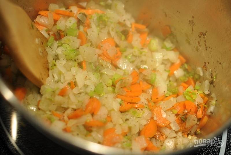 2.	Вымойте и очистите оставшуюся морковь, лук, сельдерей и чеснок, нарежьте овощи мелко. В кастрюле растопите сливочное масло, обжаривайте овощи до мягкости со специями.