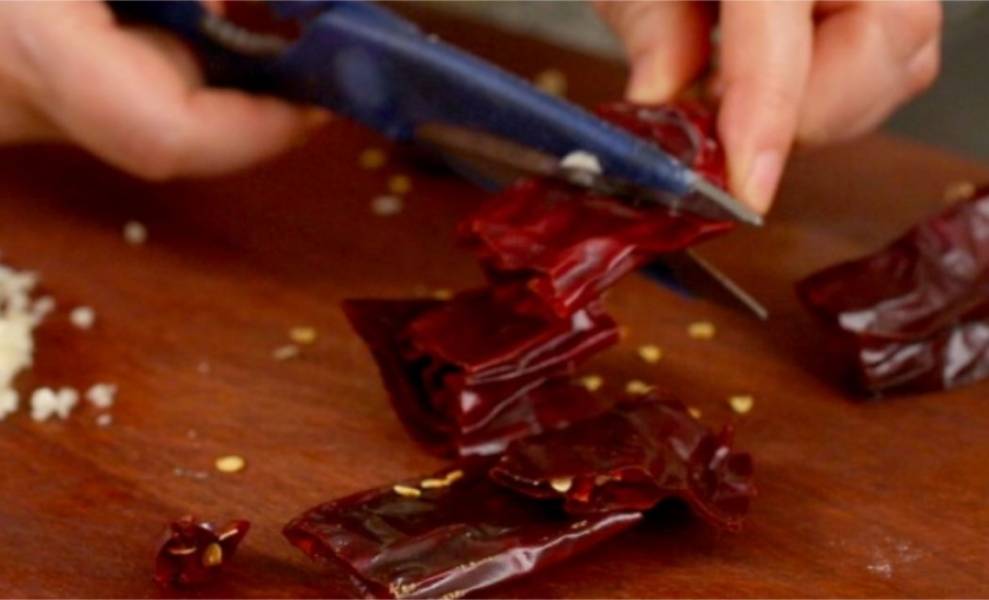 7. Сушеный перец чили нарежьте и избавьтесь от семян.