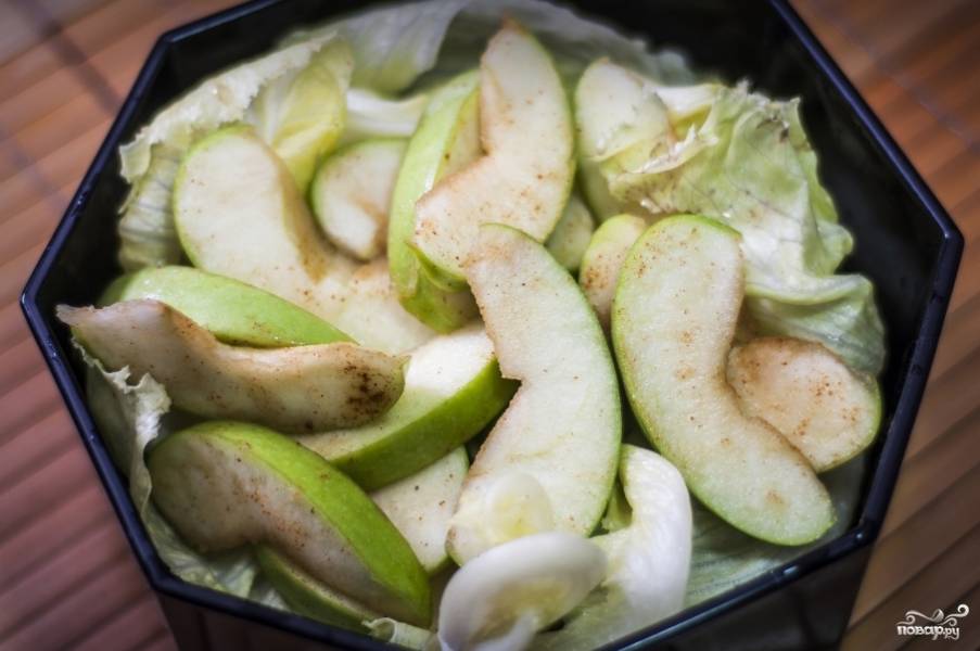 Постелите на дно салатницы листья салата и выложите яблоки в пряностях. Ваш яблочный салат произведёт впечатление на всех!