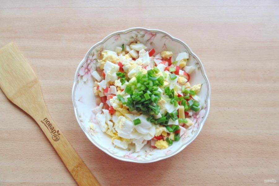 Добавьте нарезанный зеленый лук и яйца, сваренные вкрутую. Заправьте салат небольшим количеством майонеза и если вам нужно, то посолите. Можно немного поперчить. 