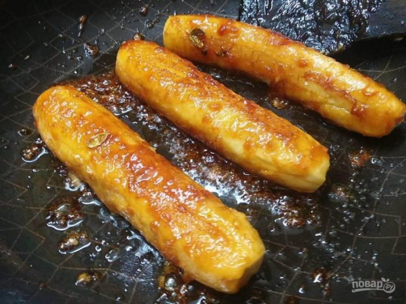 3. В карамельном соусе обжарьте бананы до золотистого цвета в течение 5-10 минут.