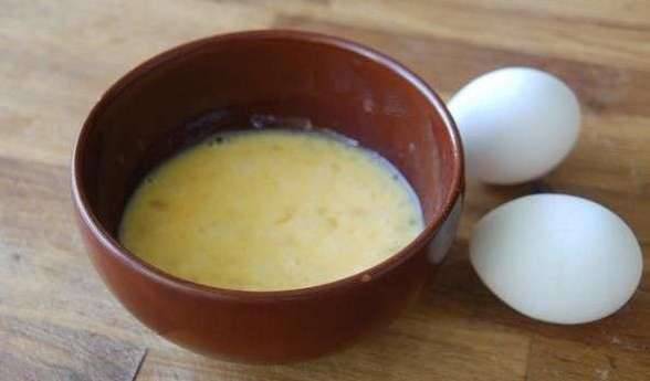 2. Не усердствуйте во время взбивания яиц, все намного проще! Добавьте к ним соли и сахара. Позже Вы сможете больше подсластить запеканку, однако классический рецепт сладкой запеканки из вермишели без акцента на сахар.
